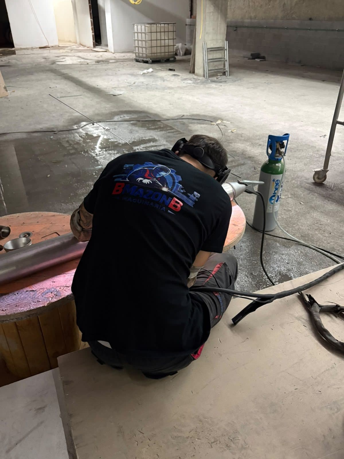 Borja soldando tubería de inox en una obra
